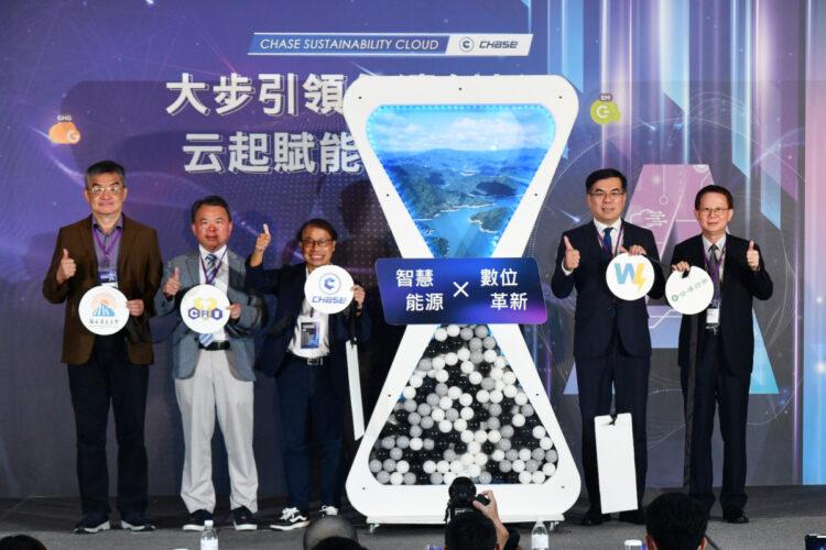 (由左至右)屏東大學副教授周國華、財團法人臺灣營建研究院院長呂良正、大云永續科技總經理陳聰田、天氣風險公司總經理彭啟明及合庫證券總經理李新仁同台宣誓,串連各界落實永續。(圖片來源:大云永續科技)