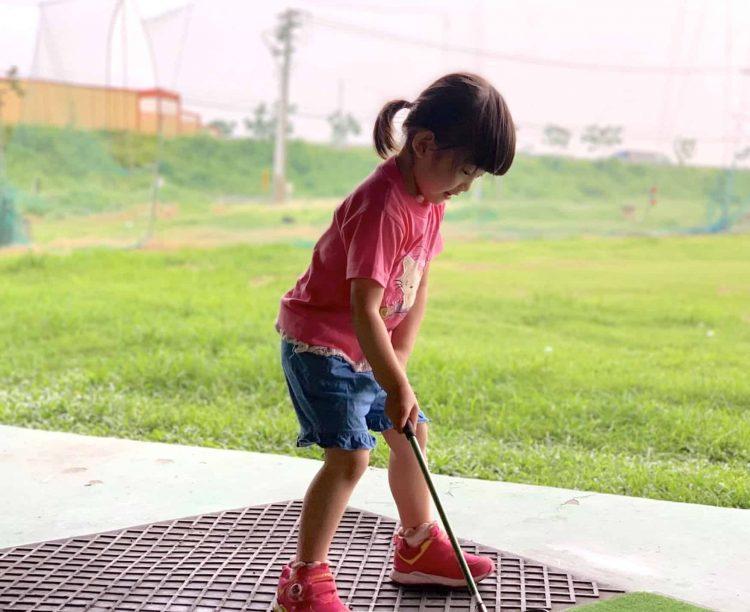 五歲小孩也能揮桿！一三高爾夫教學中心推廣親子共學高爾夫