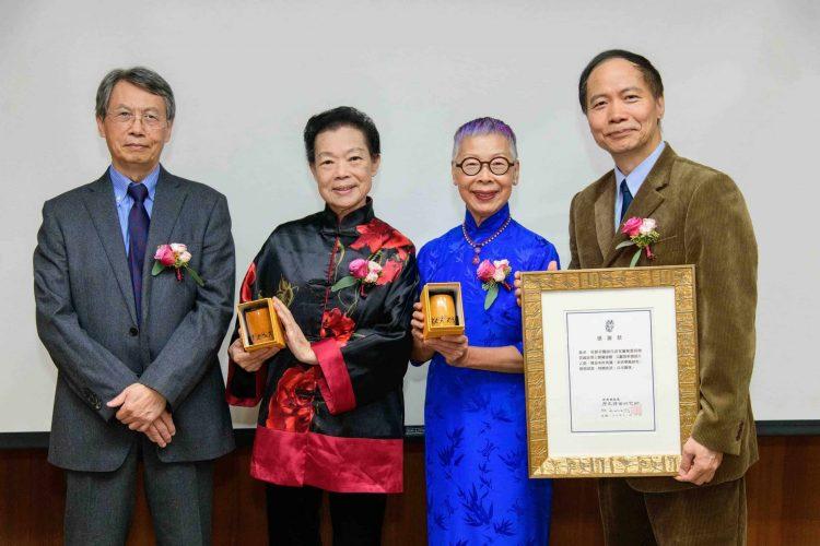 01 (左起)中研院歷史語言研究所王明珂所長、莊壽美老師、莊靜芬醫師、中研院歷史語言研究所晨熙遠主任 進行捐贈儀式