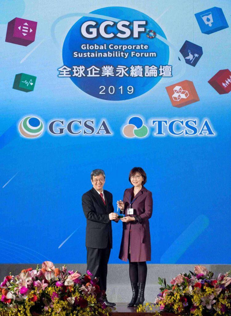 2019全球暨台灣企業永續獎頒獎典禮，台灣萊雅企業溝通、永續發展暨公共事務部總監陳家祥，自副總統陳建仁手中接下永續獎殊榮