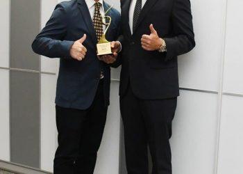 (右)獲得2019年亞洲供應鏈大獎頒發的榮譽院士獎 關貿網路提供