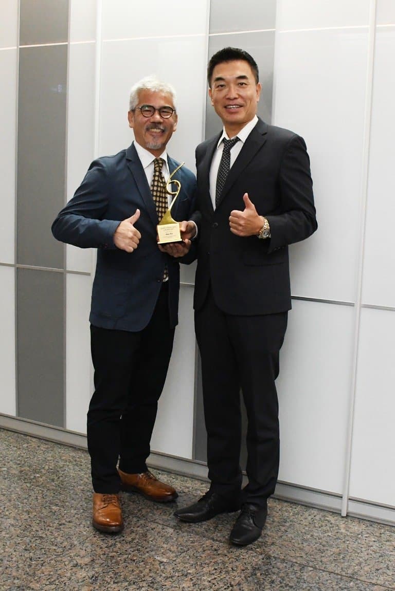 (右)獲得2019年亞洲供應鏈大獎頒發的榮譽院士獎 關貿網路提供