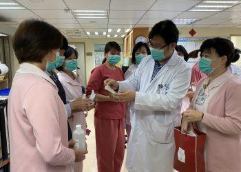 基隆院長代表致贈護手霜給急診、負壓隔離病房的護理團隊