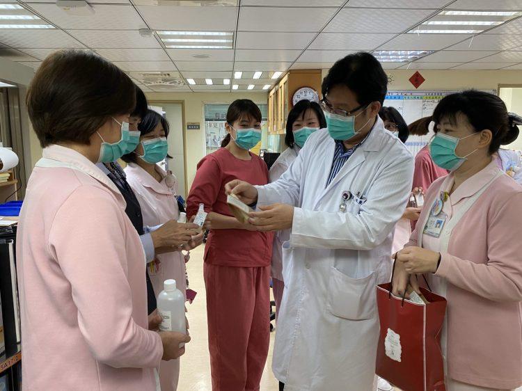 基隆院長代表致贈護手霜給急診、負壓隔離病房的護理團隊