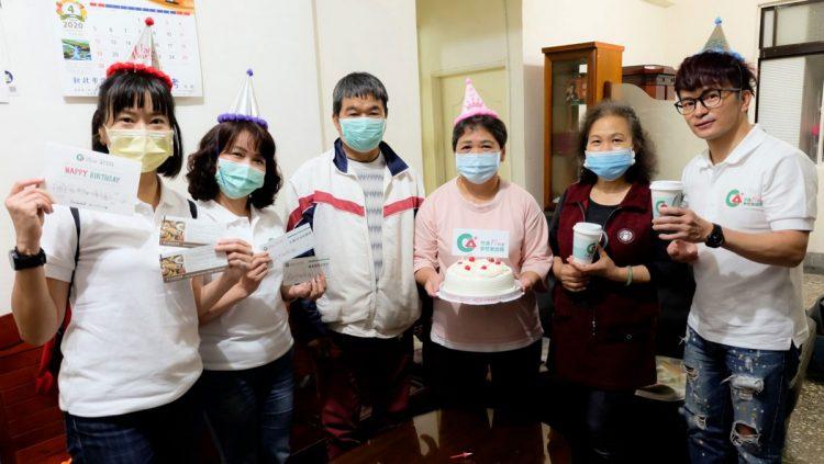 唐從聖帶著合庫人壽與家總組成慶生應援團，把祝福帶到照顧者家中，渡過難忘的生日