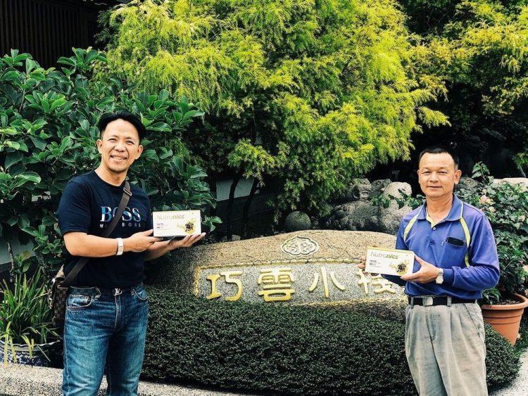 台灣酵素村董事長鄭卜元 (圖左)與祥發茶業負責人簡玉周(圖右)獨家生產酵素烏龍茶。圖台灣酵素村提供