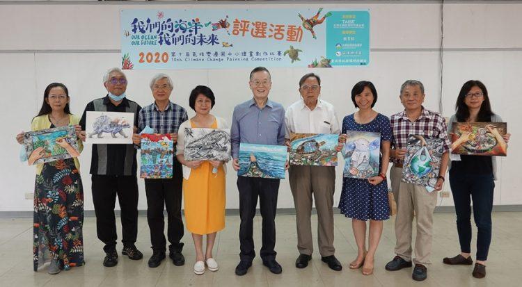 圖一、黃向文署長(左起)、楊恩生執行長、邱文彥講座教授、林曼麗董事長、簡又新董事長、吳隆榮理事長、陳素芬館長、邱永芳院長及陳貺怡院長等八位評審委員合影