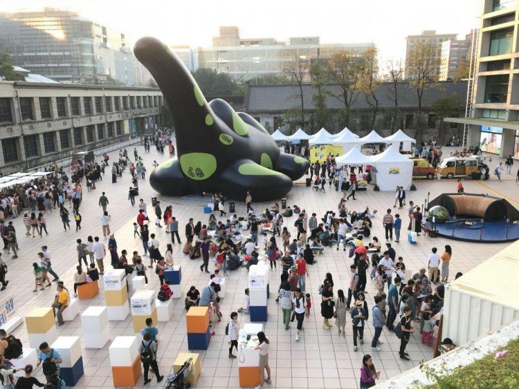 臺北文創營運為松菸周邊挹注了發展活水。圖為2019臺北文創天空創意節盛況。
