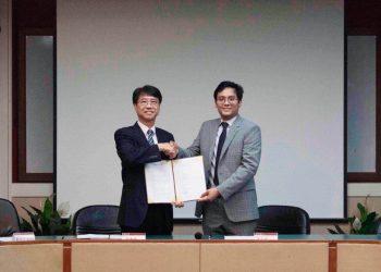 訊能集思首席執行長張宗堯博士(右)與逢甲大學校長李秉乾(左)