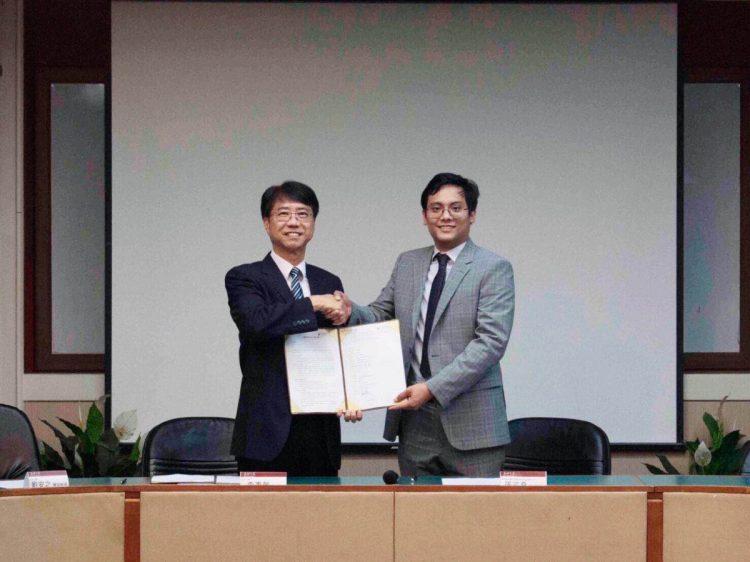 訊能集思首席執行長張宗堯博士(右)與逢甲大學校長李秉乾(左)