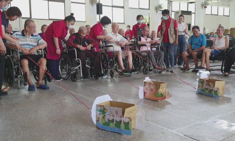 養護堂伯伯賣力玩遊戲，將龍舟拉向自己