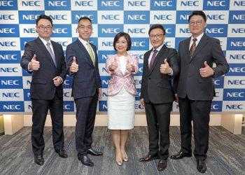 NEC台灣卓越中心盛大開幕_賴佳怡(中)_王昌元(右一)_卓崧華(右二)_黃凱(左一)_張裕昌(左二)