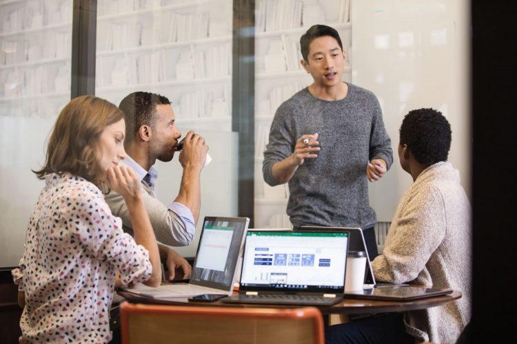 微軟贊助安永聯合會計師事務所進行《大中華區人工智慧成熟度調查》，揭示企業高層與員工對人工智慧的關注程度仍存在落差。