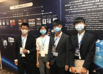 學生發揮團隊合作的精神進行簡報