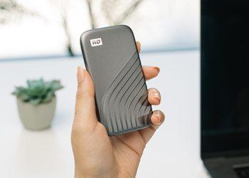 【新聞圖片一】My Passport SSD共有500GB、1TB及2TB等三種容量。即日起，各容量的灰色版本皆可於全台指定之Western Digital零售商、線上零售平台、經銷商、系統整合業者以及通路商購買。