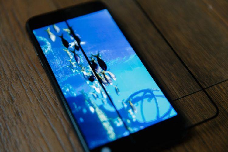 果粉注意!手機達人芳芳分享iPhone 12無色偏抗藍光玻璃貼新設計