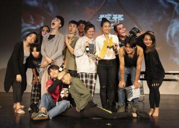 學生與陳雪甄合影