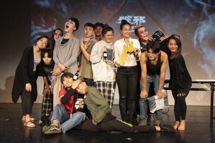 學生與陳雪甄合影