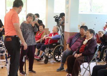 長輩們皆熱情參與活動，感受輔具的功能及用處