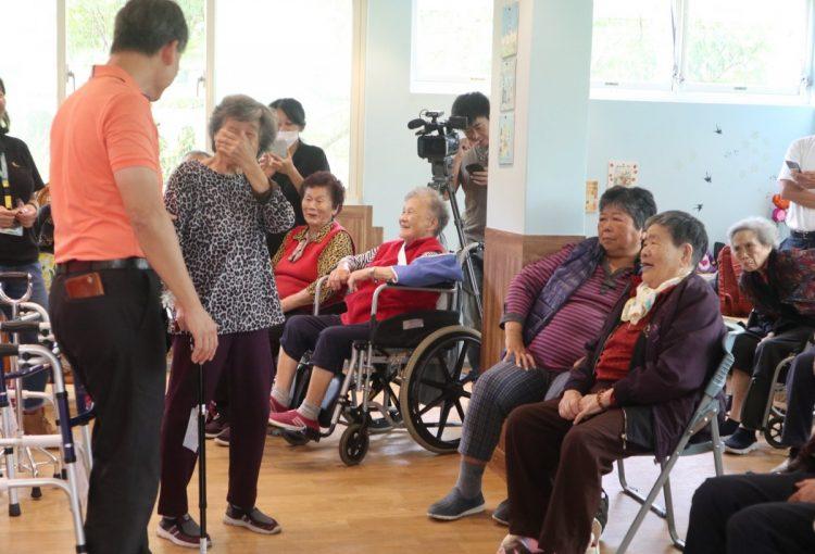 長輩們皆熱情參與活動，感受輔具的功能及用處