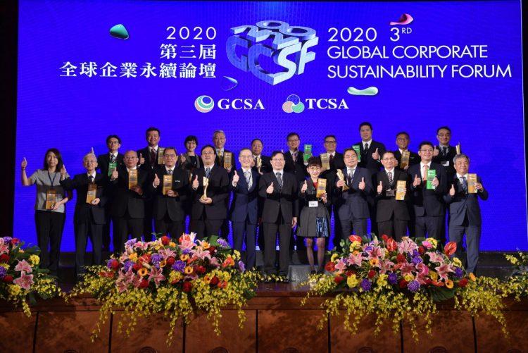 【新聞圖片一】微軟全球長期以來善盡企業社會責任，今日於第三屆全球企業永續論壇上獲頒2020年全球企業永續獎 ，從全球34個報獎企業中脫穎而出、榮獲永續報告書獎世界獎