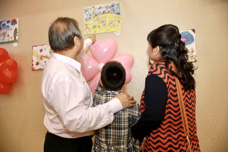 吳介能、葉昌絲夫婦獲頒20年年資獎，陪伴了4名兒少成長，每位都超過十年以上