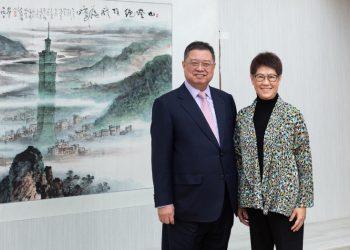 台北101榮獲CTBUH頒贈「全球50最具影響力高層建築」，台北101現任總經理張振亞將獎座致贈給前任總經理林鴻明表達感謝。（圖片來源/優新聞）