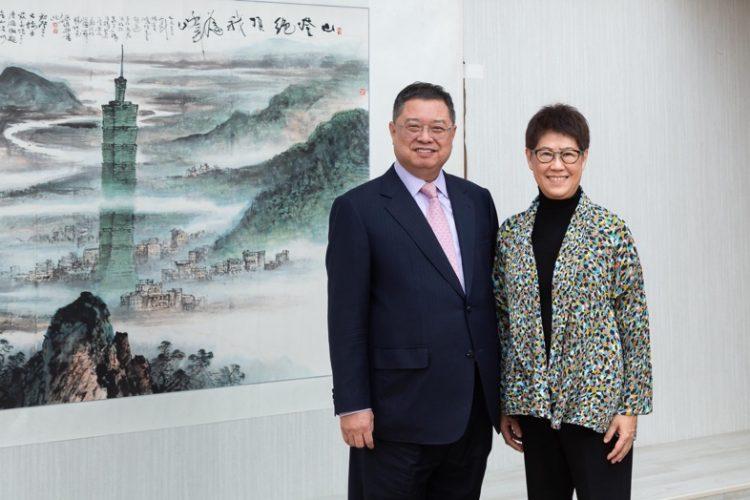 台北101榮獲CTBUH頒贈「全球50最具影響力高層建築」，台北101現任總經理張振亞將獎座致贈給前任總經理林鴻明表達感謝。（圖片來源/優新聞）