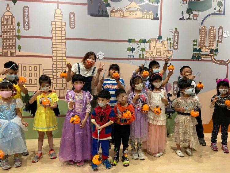 圖說：手作南瓜燈完成囉，開心留影紀念