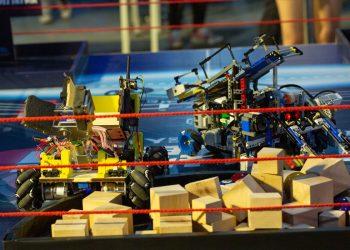 學生製作機器人參與2020東京威力科創機器人大賽