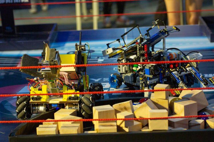 學生製作機器人參與2020東京威力科創機器人大賽