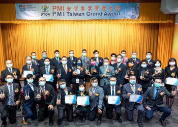 專案管理大獎得獎者戴口罩合影
