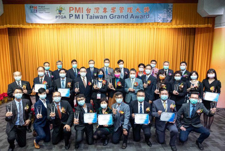 專案管理大獎得獎者戴口罩合影