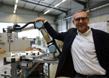 【新聞圖片】協作型機器人領導廠商Universal Robots宣布其協作型機器人的銷售量已達到5萬台里程碑，Universal Robots總裁Jürgen von Hollen親臨現場交付以見證此重要使命。