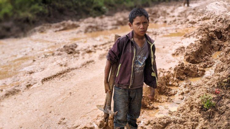 兩颶風肆虐宏都拉斯，超過17萬人撤離，接受救援。