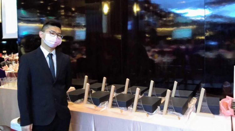 聖約翰科大梁家豪參與傑出校友獎盃的製作。