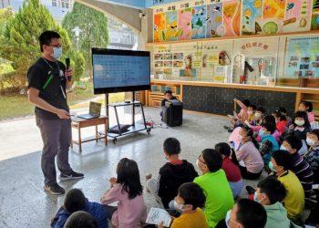 聖約翰科技大學連續11年前往西湖國小辦理營隊活動。