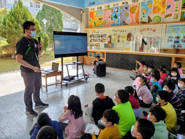 聖約翰科技大學連續11年前往西湖國小辦理營隊活動。