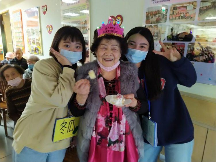 謝惠馨（左）及徐紫煖（右）前往新北市五股獅子頭公共托老中心社工實習。