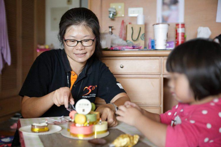 除了提供物資之外，社工員也提供情感支持與長期關懷陪伴(台灣世界展望會提供)