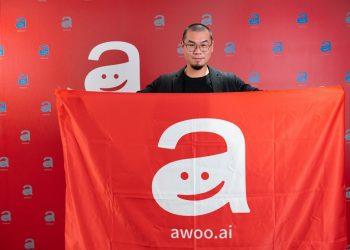 awoo阿物科技今(25日)舉辦記者會，創辦人暨執行長林思吾手拿旗幟正式宣布完成品牌再造工程，並與媒體分享品牌故事、市場策略與未來展望