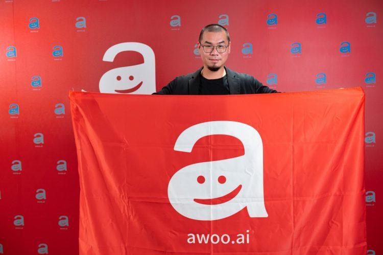 awoo阿物科技今(25日)舉辦記者會，創辦人暨執行長林思吾手拿旗幟正式宣布完成品牌再造工程，並與媒體分享品牌故事、市場策略與未來展望