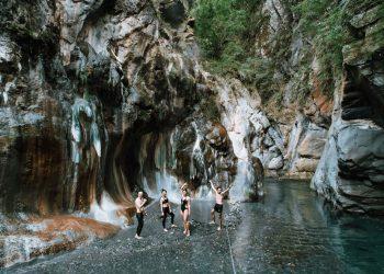 【圖二】疫情封境，國旅爆發，民眾轉向山林秘境，帶動野溪溫泉潮，台東栗松溫泉為全台討論之冠