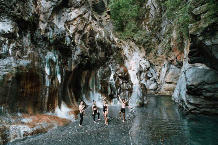 【圖二】疫情封境，國旅爆發，民眾轉向山林秘境，帶動野溪溫泉潮，台東栗松溫泉為全台討論之冠
