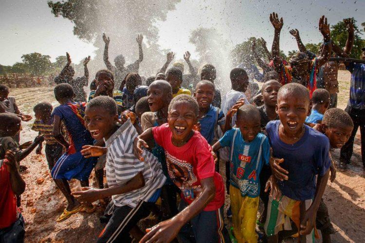 台灣世界展望會在2020年透過「水資源行動」總計32 萬人次受益，獲得乾淨水、改善衛生與 R