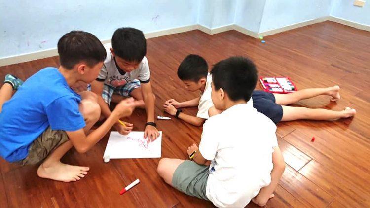 你讓小孩吃飯配手機嗎？小心扼殺他的關鍵能力