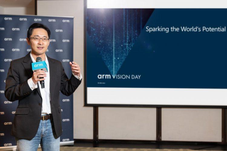 【Arm 新聞照片一】Arm 台灣總裁曾志光分享 Arm 開發多項技術，可以極大化頻率、頻寬、快取大小，並減少記憶體延遲，以發揮 CPU 最佳效能。