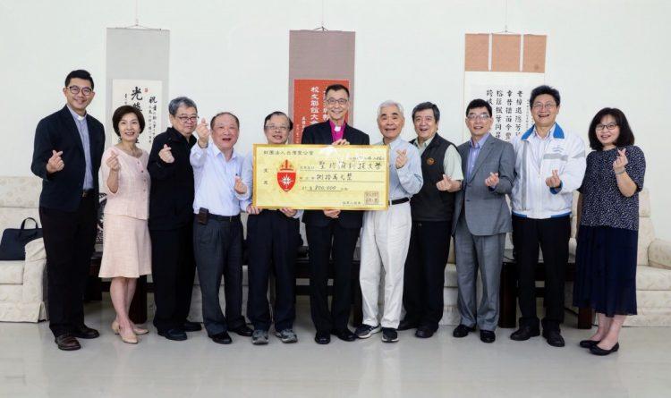 圖一：台灣聖公會捐贈110學年清寒弱勢新生安心就學獎助學金給聖約翰科大。