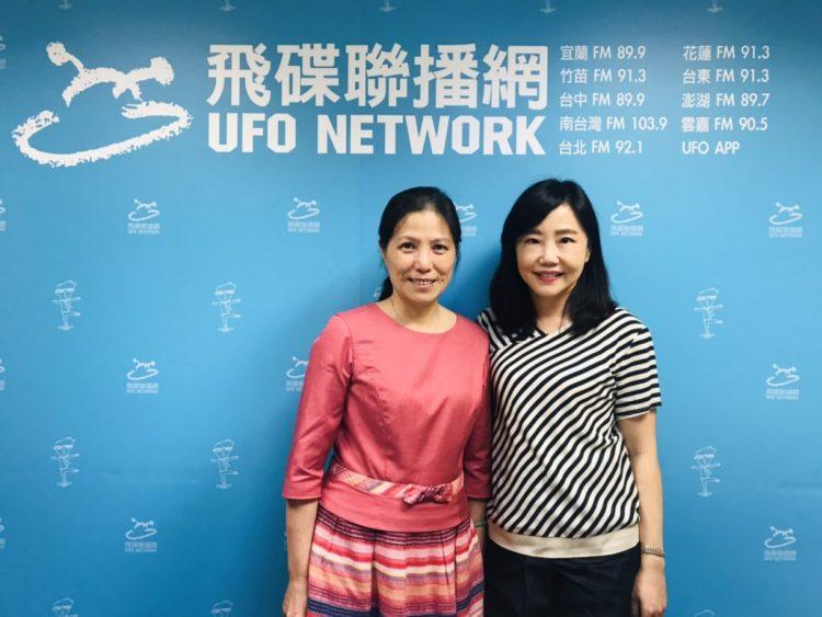 社家署署長簡慧娟(左)今(22)日於飛碟午餐接受尹乃菁專訪，提及各部會及地方政府為落實兒權公約，邀請兒少代表參與推動兒少福利與權益之政策