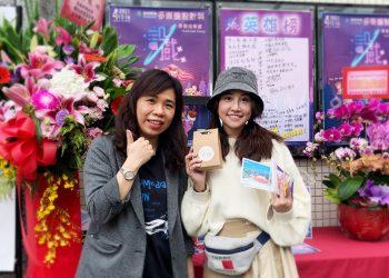 穀保家商多媒體設計科徐麗娟科主任與美女網紅亞亞合影